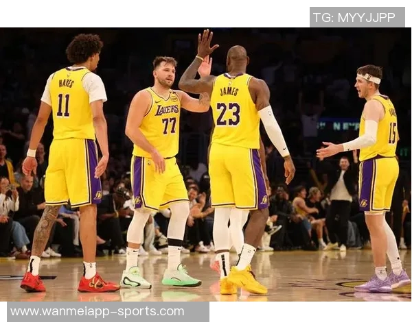 大范分析：里夫斯无球跑动活跃东契奇詹姆斯却选择静止待命