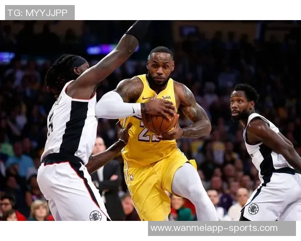 里夫斯谈詹姆斯传球与投篮的争议引发人们对球员选择的不同看法与评价 里夫斯谈詹姆斯传球与投篮的争议引发人们对球员选择的不同看法与评价